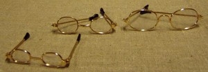 Billede af Briller ovale m. guldstel og plastglas til 50 cm. nisse