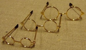 Billede af Briller runde m.guldstel og plastglas (til 50 cm nisser)