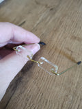 Briller med små firkantede "glas" - passer til figurer 28 cm