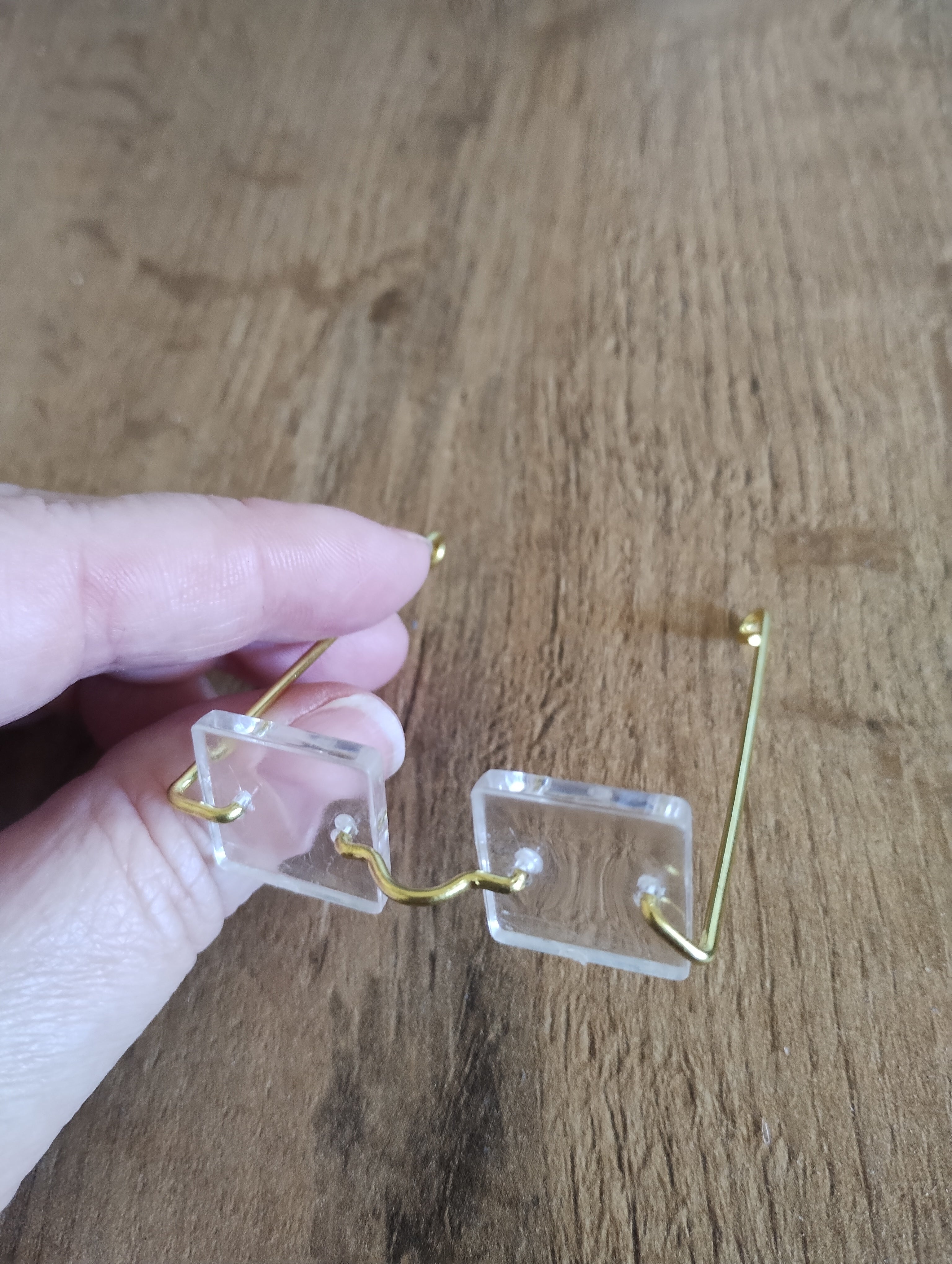 Briller med "store" firkantede "glas" - passer til figurer 28 cm