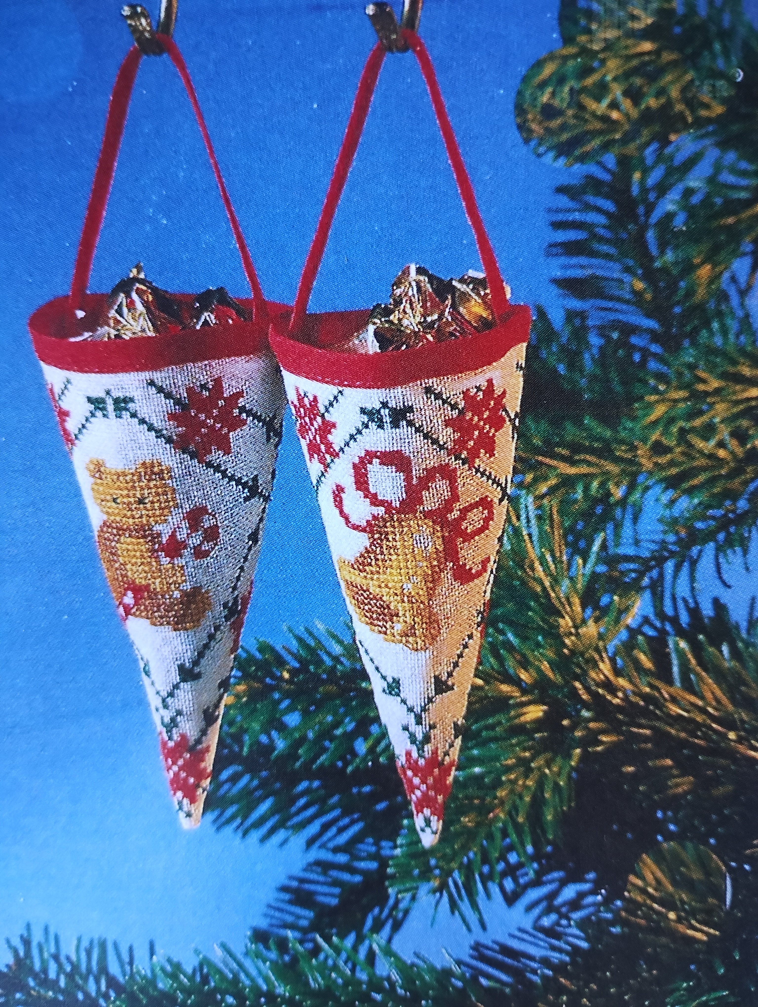 Broderisæt, kræmmerhuse med klokke og bamse
